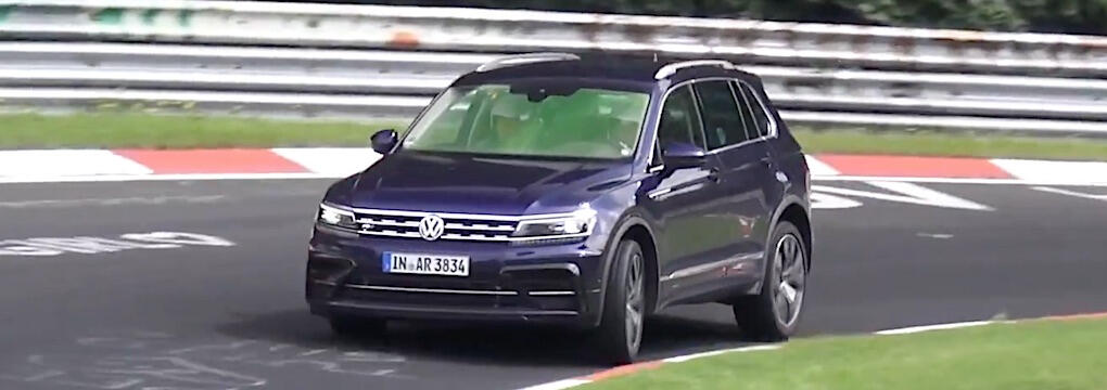 Med sin höga tyngdpunkt kränger VW Tiguan R tungt över ytterhjulen. Men det går undan och låter härligt.