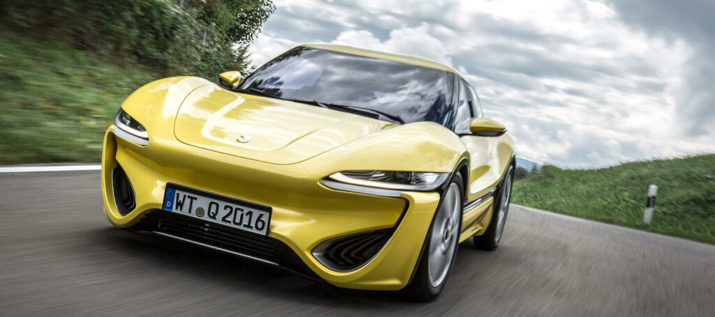 En gul sportbil körer nerför en landsväg. (AI text)