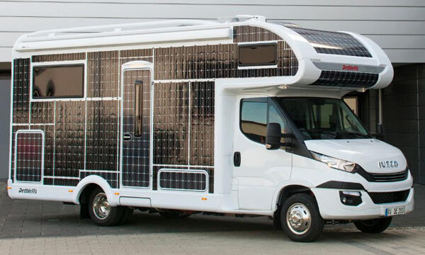 En campingvagn med solpanel på taket. (AI text)