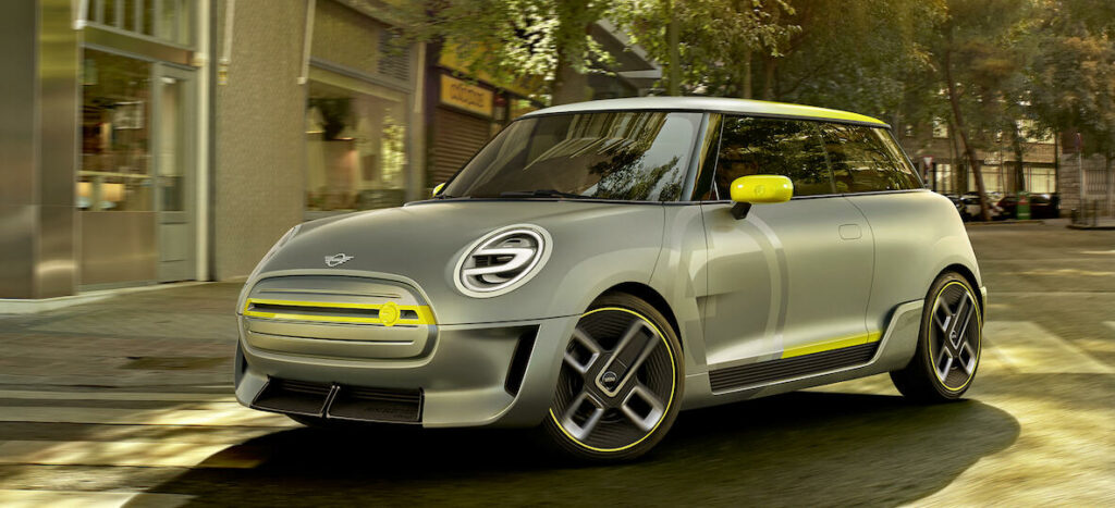 BMW har knappast tagit några revolutionerande designsteg med Mini Electric Concept. Ett exempel är grillen i fronten som fortfarande finns kvar från modellen med förbränningsmotor, men här är den nästan helt igentäppt.