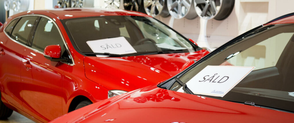 En bilhandel med många bilar utställda (AI text)