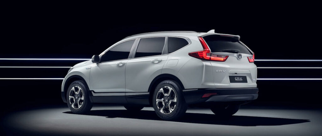 2019 Hondas CR-V visas i en mörk rummiljö. (AI text)