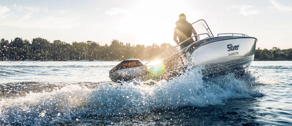 Torqeedo är ett av företagen som bygger eldrivna båtmotorer. Snart kan elbåtägarna cruisa runt i skärgården utan räckviddsångest, om båtsnabbladdarna blir verklighet.