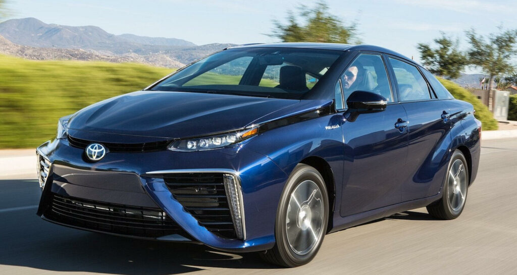 Vätgasdrivna Toyota Mirai får sällskap av en batterielbil – men först 2022. Toyota tror inte på någon rusning till elbilsmarknaden innan dess.