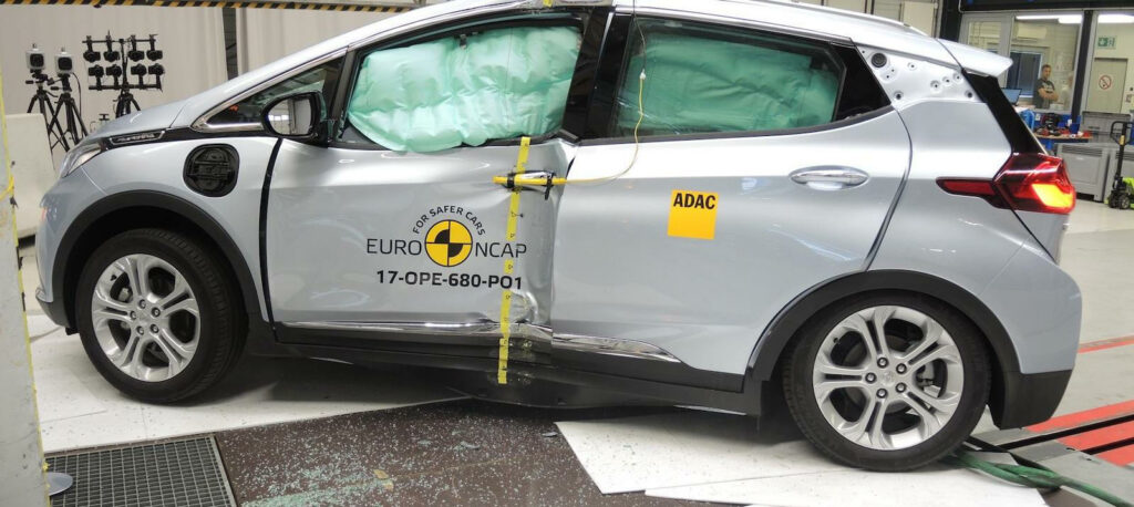 En Chevrolet Bolt testas i en krocktestdummé. (AI text)