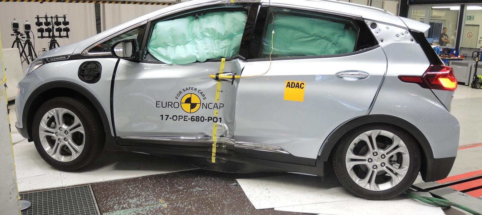 En Chevrolet Bolt testas i en krocktestdummé. (AI text)