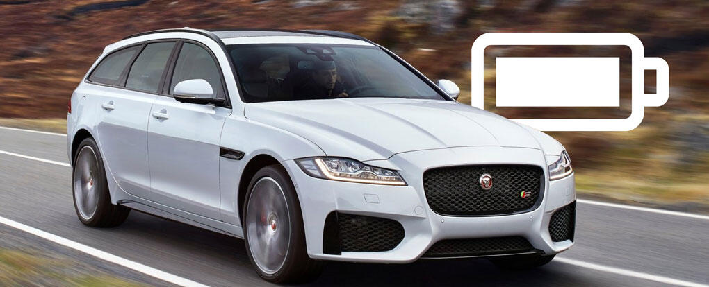Jaguar XF kör ner vägen (AI text)