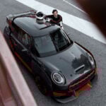 En Mini Cooper S parkerad på en bana. (AI text)