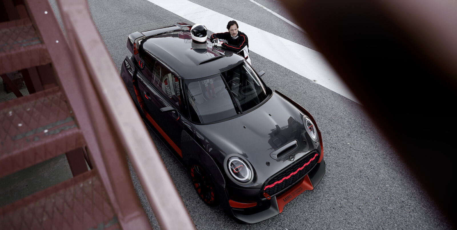 En Mini Cooper S parkerad på en bana. (AI text)