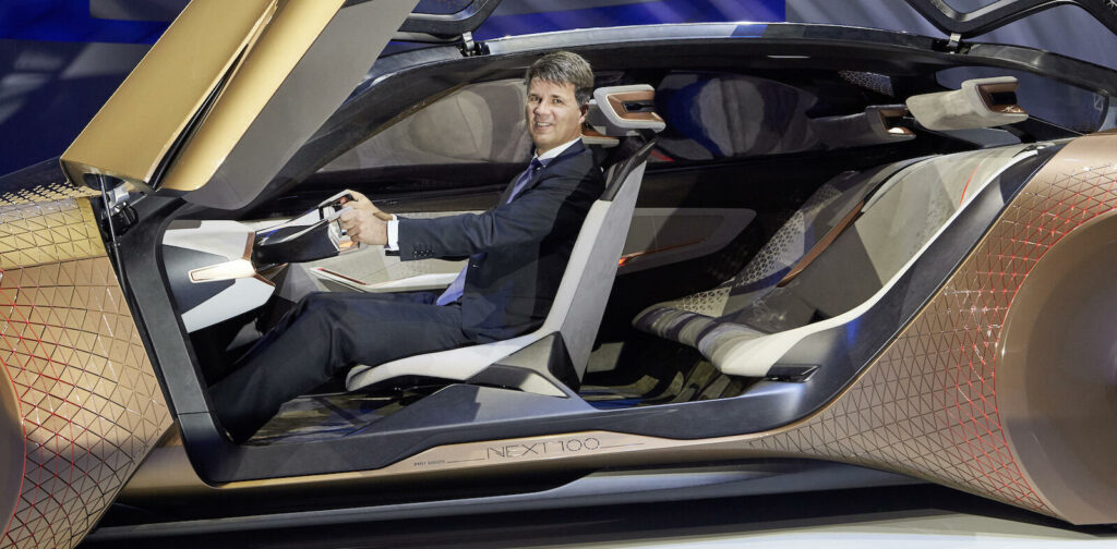 BMW ska snabba på omställningen till eldrift. Tolv helt eldrivna bilar ska presenteras före 2025.