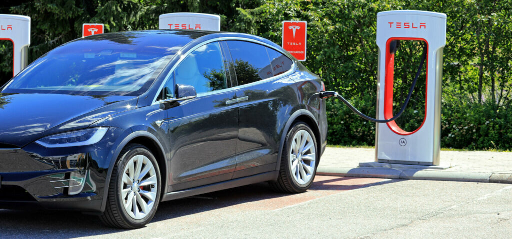 Tesla ska öka antalet snabbladdare – det blir viktigt när Model 3 börjar rulla på vägarna. Foto: Bigstockphoto