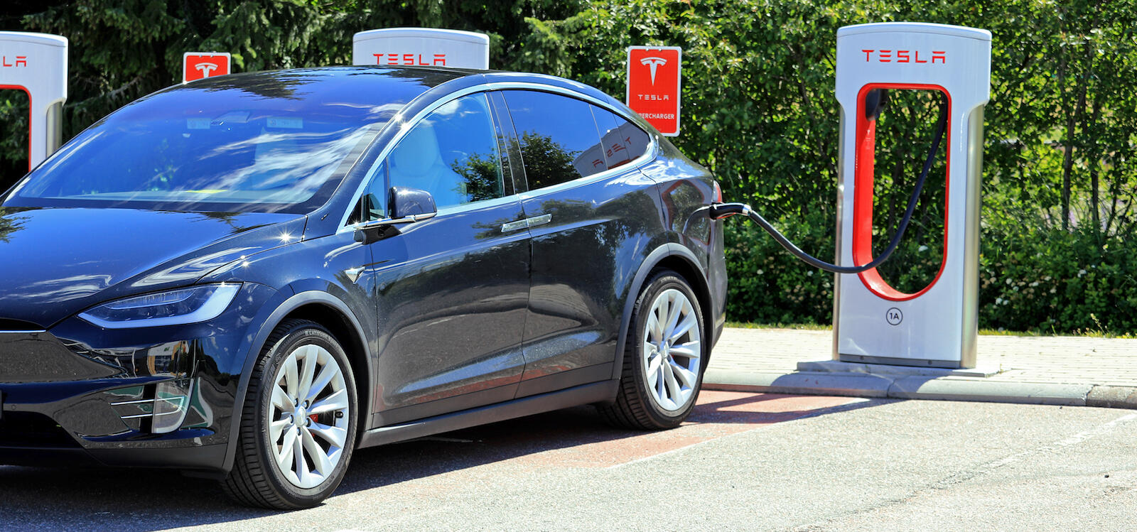 Tesla ska öka antalet snabbladdare – det blir viktigt när Model 3 börjar rulla på vägarna. Foto: Bigstockphoto