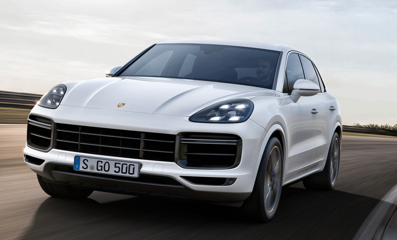Den nya Porsche Cayenne kör längs en väg. (AI text)