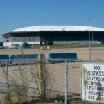 Parkeringen utanför nedlagda idrottsarenan Pontiac Silverdome har använts som lager för återkallade VW och Audi. FOTO: Don Robson/Flickr