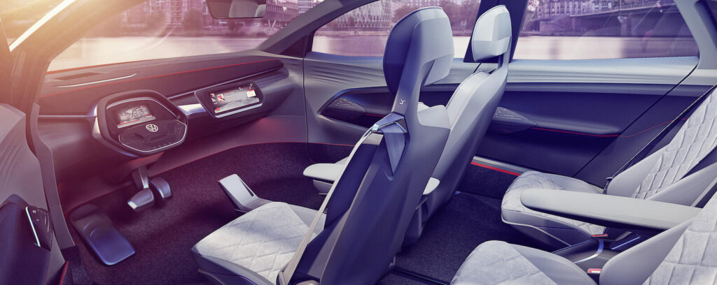 En bilinteriör med utsikt över staden. (AI text)