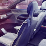 En bilinteriör med utsikt över staden. (AI text)