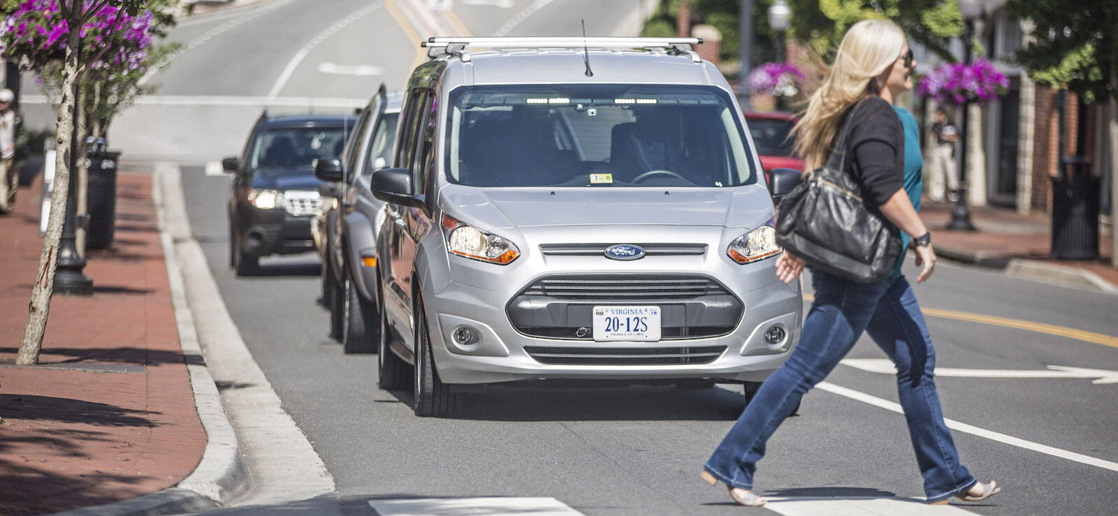 Nej, det här är ingen självkörande bil. Men det ser ut så! Föraren klär ut sig till en bilstol och har händerna på ratten, och kör bilen precis som vanligt. Föraren kan se genom ett plastglas.