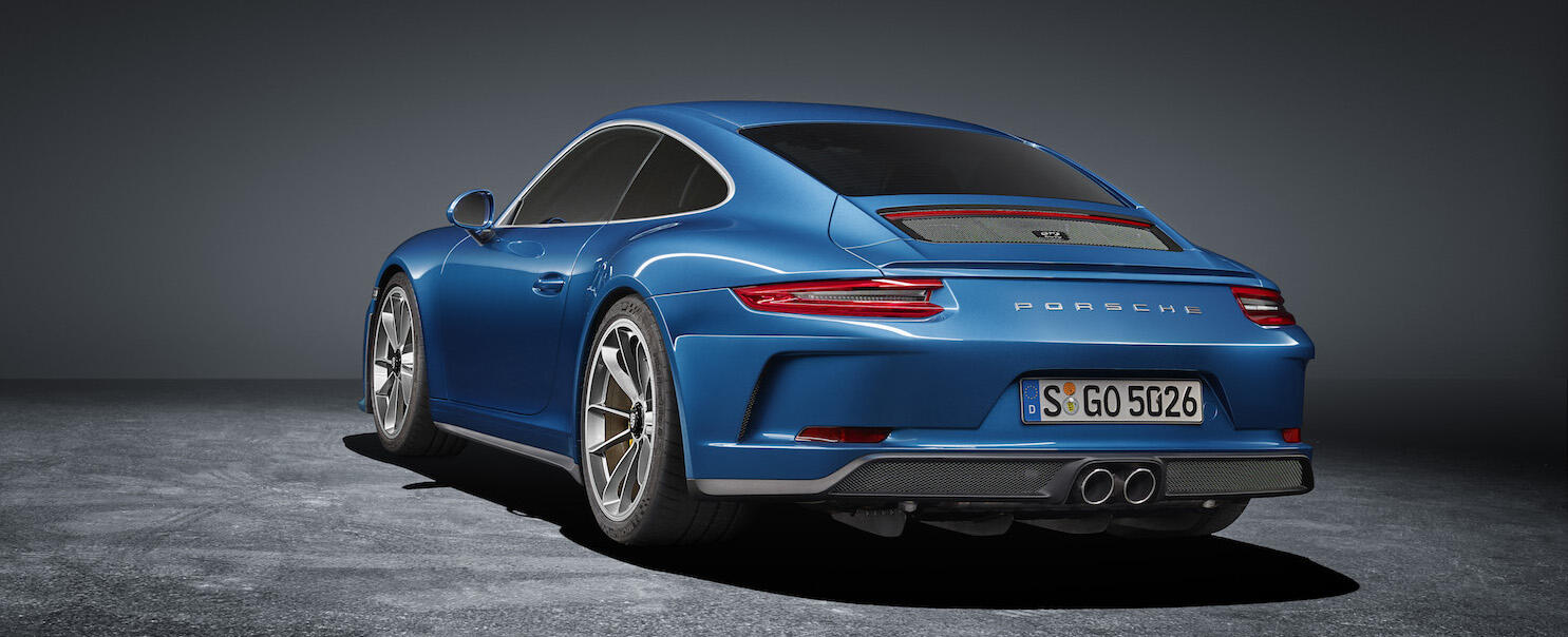 Den nya Porsche 911 GTS är en sportbil. (AI text)