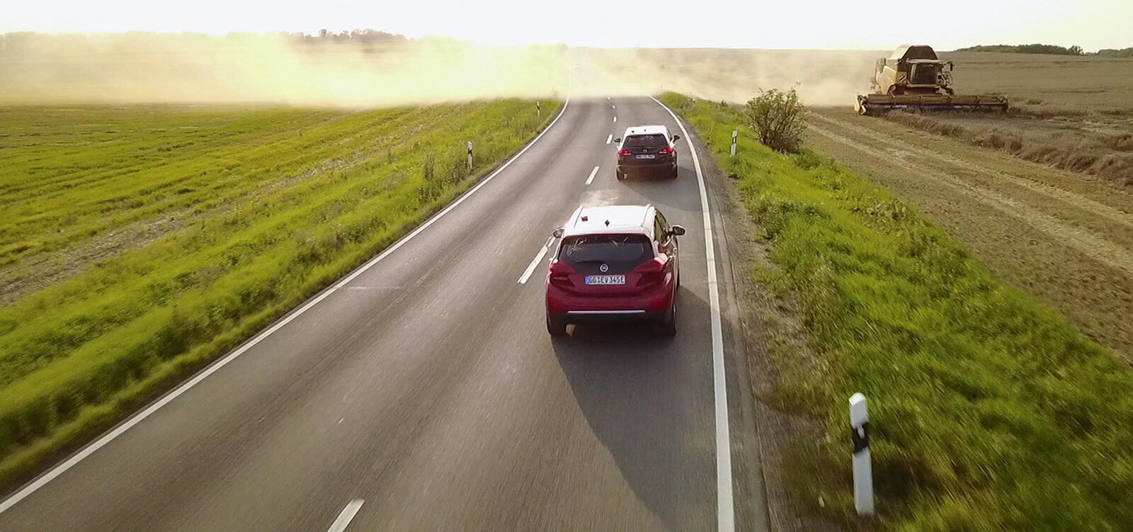 En bil kör på en motorväg från en luftbild. (AI text)