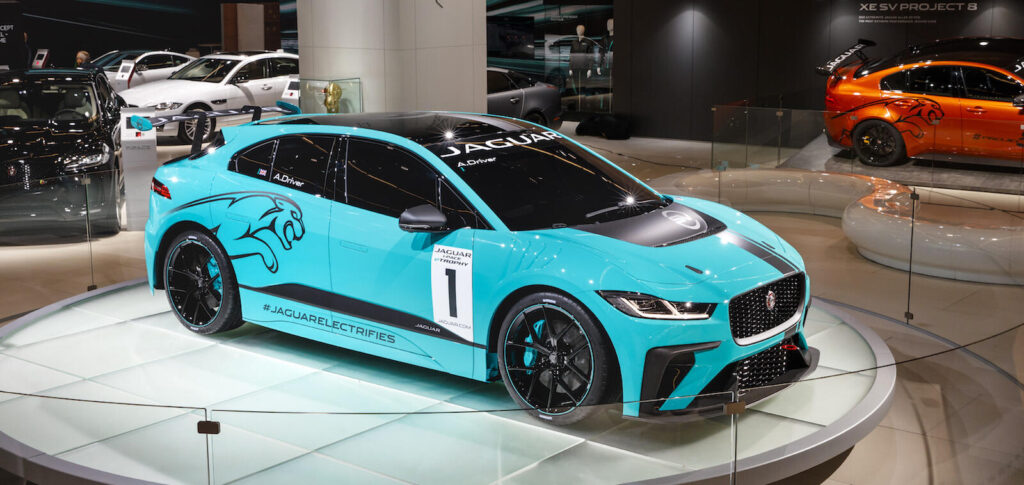 Jaguar presenterade sin PACE EVS och Evoque på bilsalongen i Shanghai. (AI text)