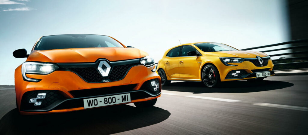 Två Renault Clio kör på en motorväg. (AI text)
