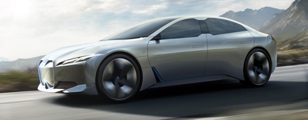 BMW I8-konceptet kör längs en bergig väg. (AI text)