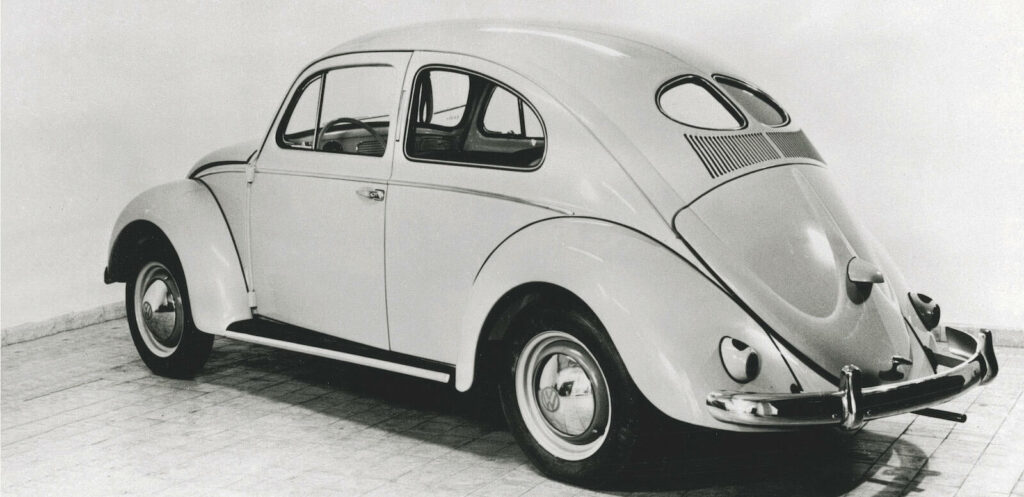 En Volkswagen Käfer i garagen. (AI text)