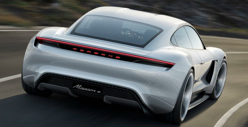 Porsches nya elbil blir väldigt lik konceptbilen Mission E, enligt märkeschefen Oliver Blume. Porsche ska lansera fler elbilar senare, bland annat en suv.