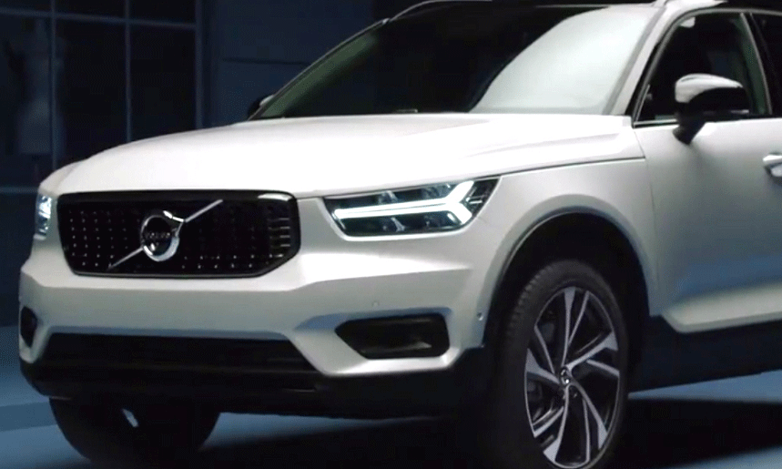 Volvo XC90-terrängbilen visas i en mörk rummiljö. (AI text)