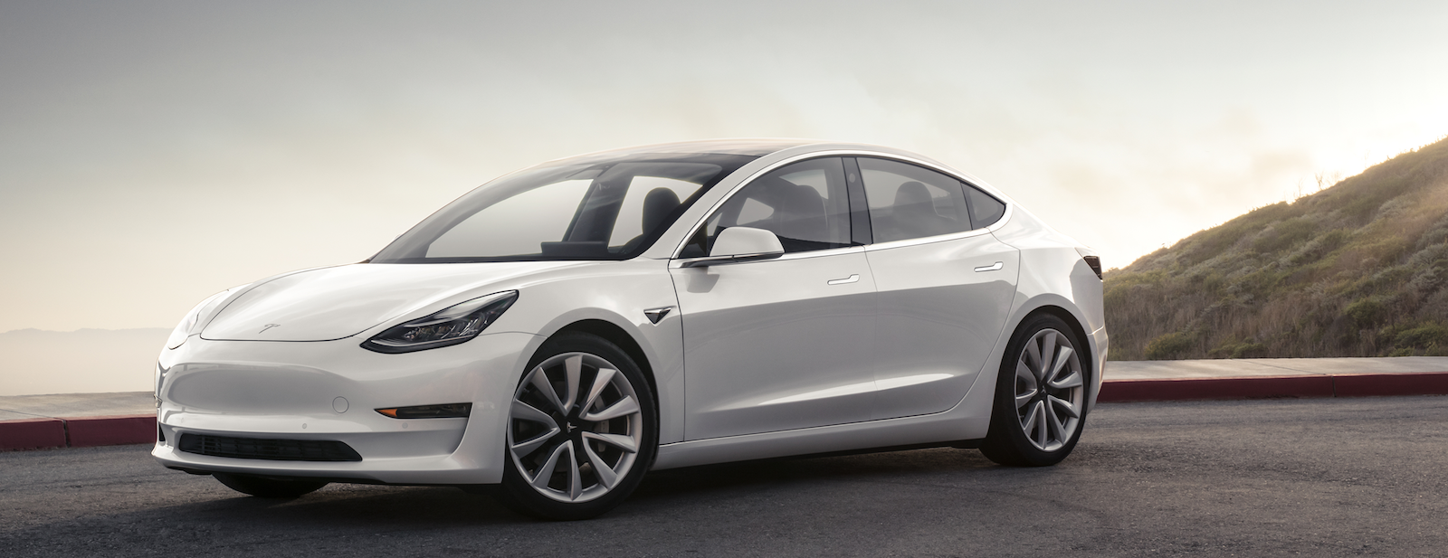 Tesla Model 3 parkerad vid kanten av en klippa (AI text)