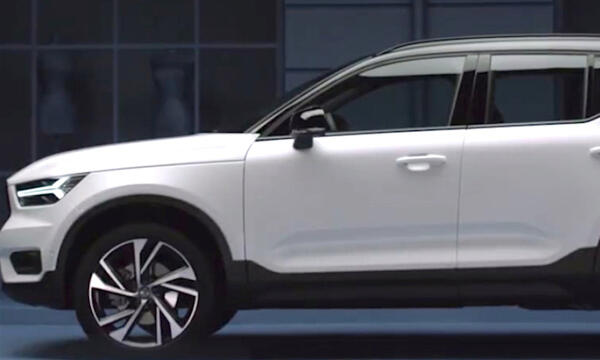 Volvo XC90-terrängbilen står parkerad framför ett byggnad. (AI text)