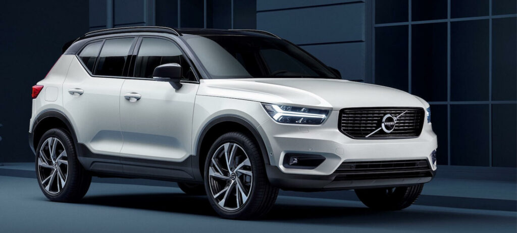 Volvo XC90-terrängbilen parkerad framför ett byggnad. (AI text)