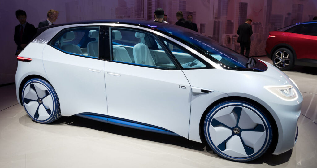 Volkswagen är en av biljättarna som nu ställer om till eldrift efter många år av fokus på förbränningsmotorn.