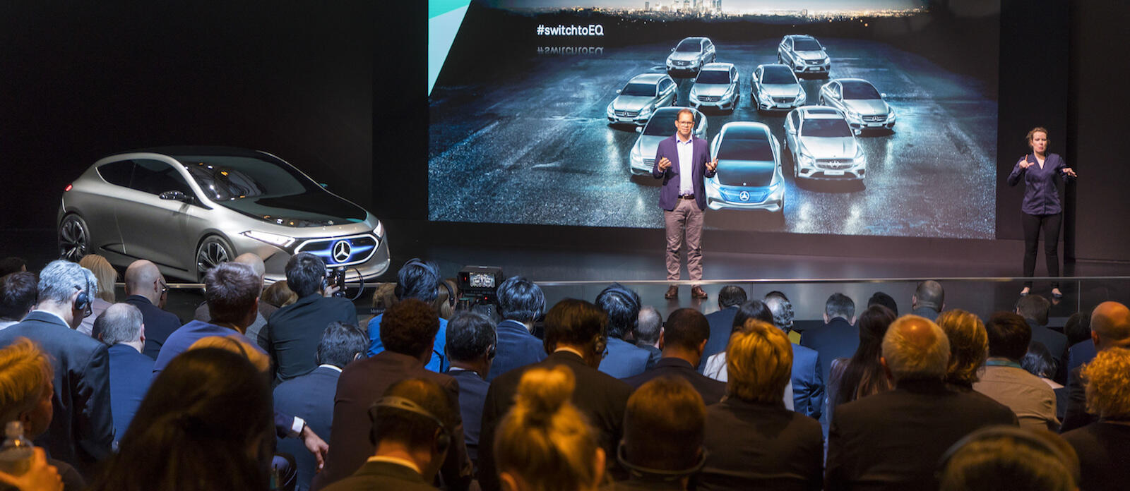 en grupp personer på en bilutfällning (AI text)