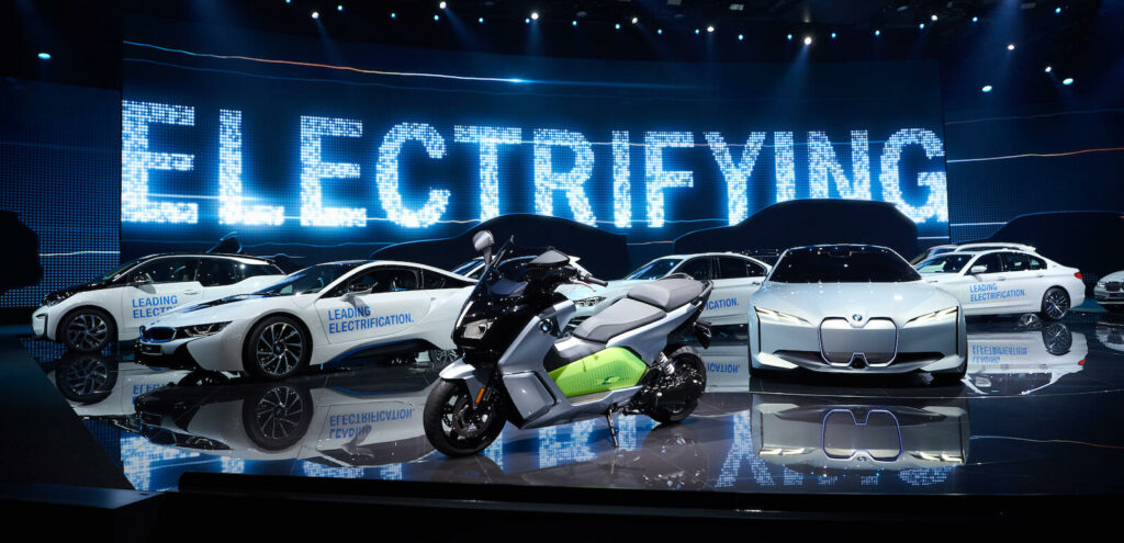 De stora biltillverkarna har kört igång storsatsningar på elbilar och hybrider, men i många fall räcker inte det för att klara EU:s gränsvärden.