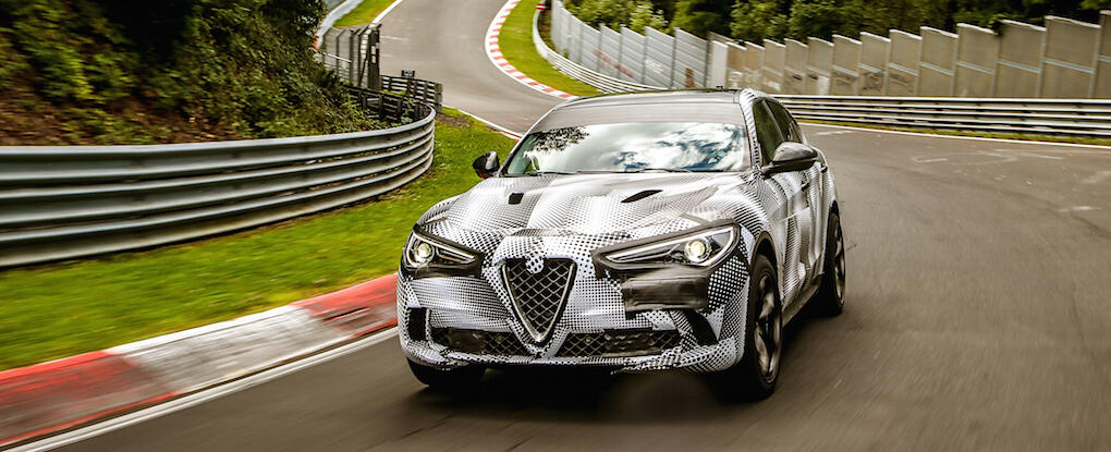 Alfa Romeo Giuseppe Tuscany körs på en bana. (AI text)