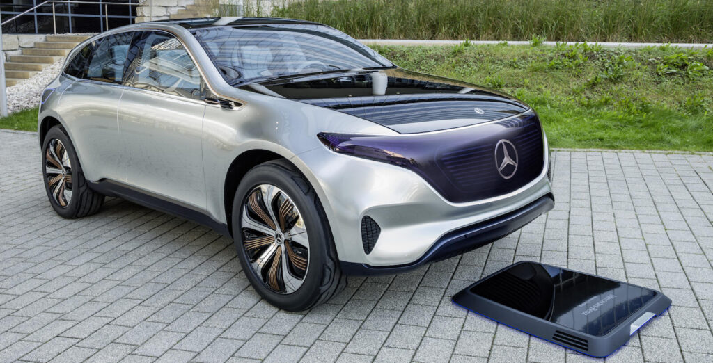 En Mercedes-Benz E-klass SUV med en TV-skärm på taket. (AI text)