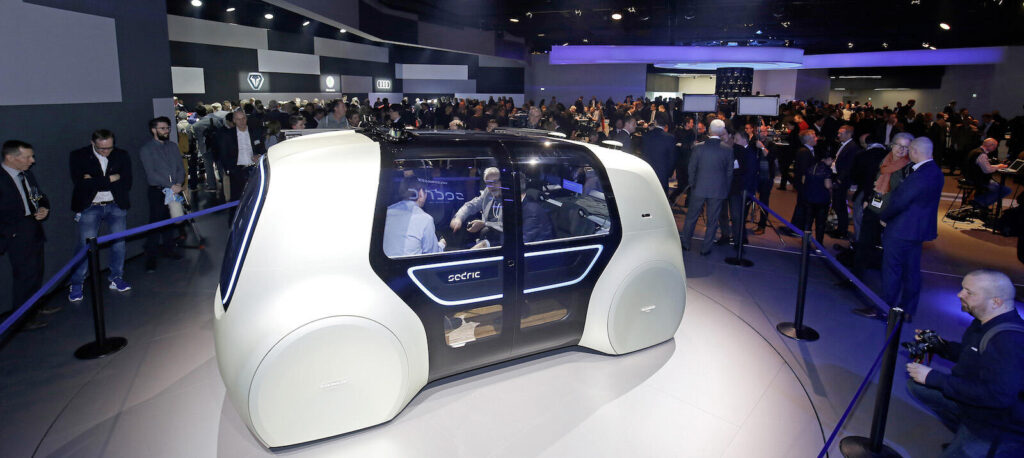 Volkswagen har visat upp den självkörande bussen Sedric. Nu ska biljätten koncentrera sig mer på "transport A till B", med olika transportmedel, och inte bara på att sälja bilar. Det var precis vad Daniel Goeudevert ville satsa på innan han avgick i början av 1990-talet.