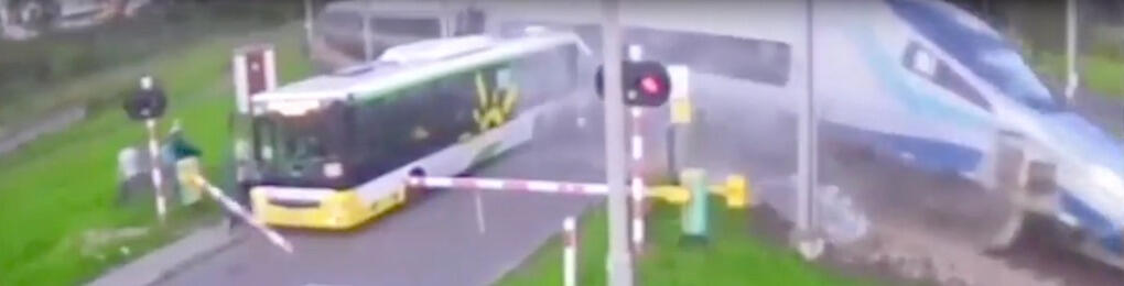 Busspassagerarna utsätts för livsfara och tåget kunde ha spårat ur, se filmen nedan.