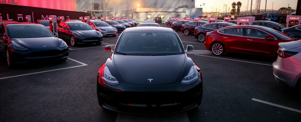 En Tesla Model S parkerad i en parkeringsplats. (AI text)