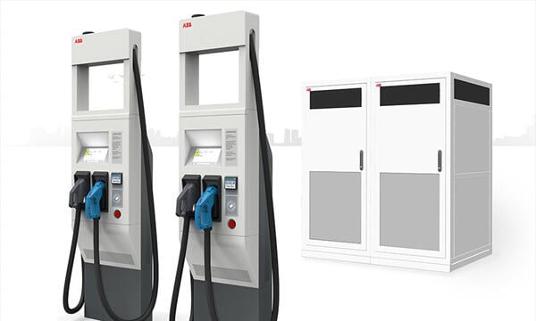 Två elbilscharger med två elbilar. (AI text)