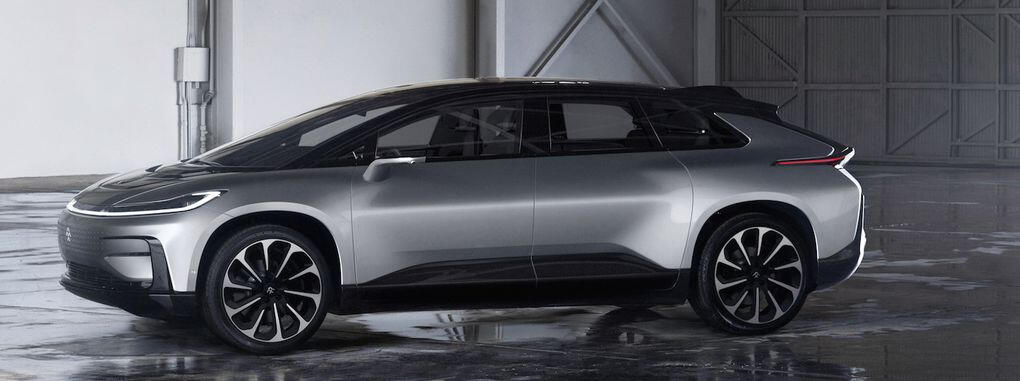 En framtida bil i en garaget (AI text)