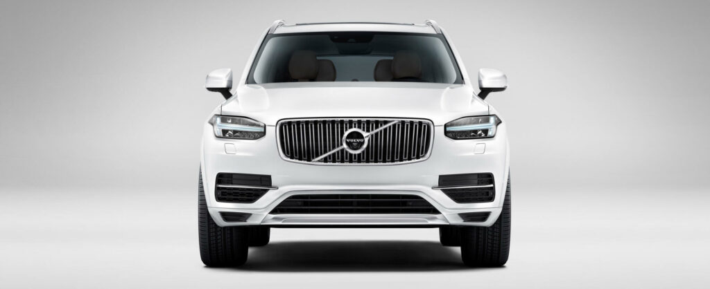 En Volvo XC90 mäter 2,14 meter på bredden inklusive backspeglar. Med större parkeringsrutor som är på gång i Stockholm kan det bli lättare att kravla sig ur suv-modellen.