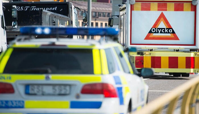 En polisbil står stilla på en väg. (AI text)