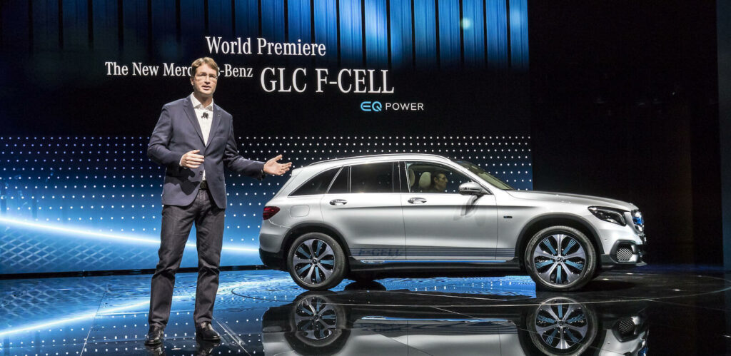 Mercedes utvecklingschef Ola Källenius hyllade laddhybridtekniken på en elbilskonferens i Stuttgart nyligen. Men märket storsatsar också på bränslecellstekniken, här i form av suv-modellen Mercedes GLC F-Cell EQ Power.