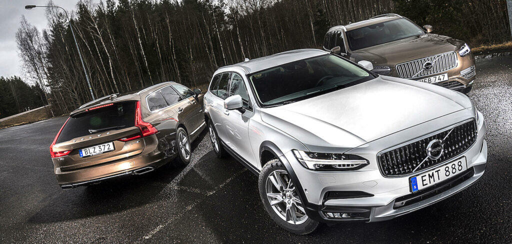 Volvo XC90 SUV:er står parkerade vid vägens sida. (AI text)