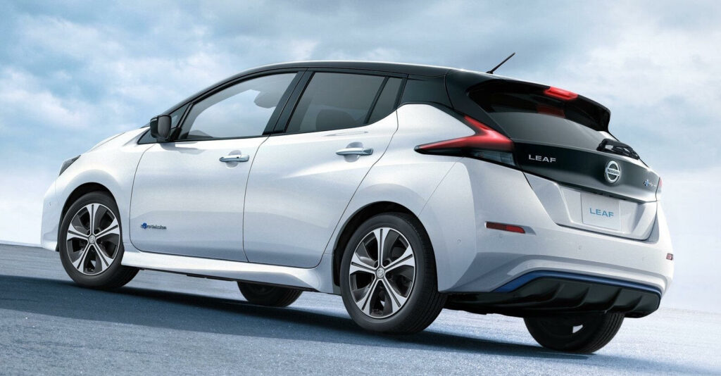 Nissan Leaf är en hybriddriftsbil med elmotor. (AI text)