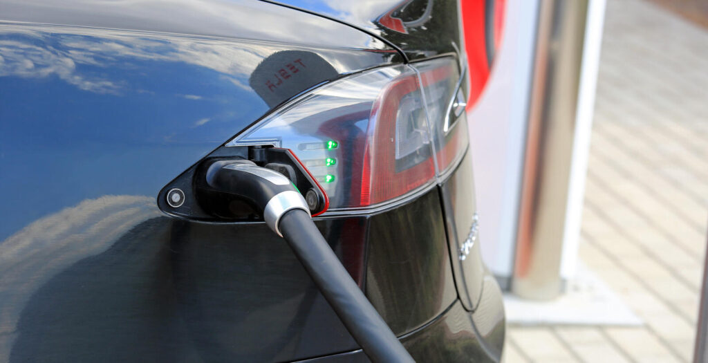 Taxiförarna som kör Tesla får snart en egen laddstation vid Arlanda norr om Stockholm. Foto: Bigstockphoto