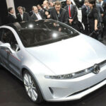 En Volkswagen e-bil visas upp på Shanghais bilsalong. (AI text)