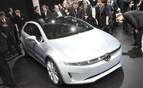 En Volkswagen e-bil visas upp på Shanghais bilsalong. (AI text)